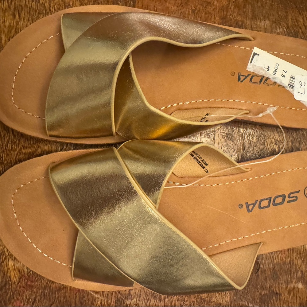 Soda Gold Sandals Elegant and Versatile, 7.5,NWT